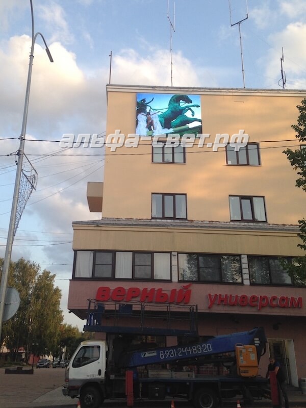 Наш светодиодный экран на стене здания в Санкт-Петербурге